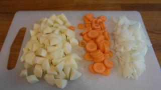 Spezzatino di verdure con sedano in una pentola a cottura lenta: ricetta con foto passo passo